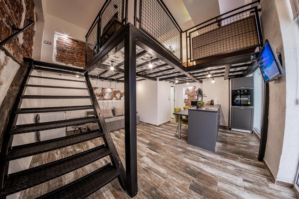 Cama elevada en habitación con escalera en Sofia Parter Life Apartment, en Sofía