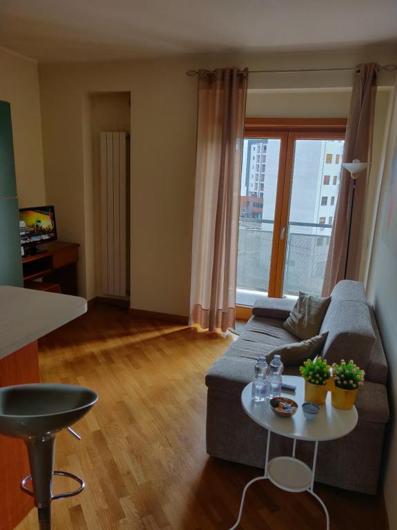 ein Wohnzimmer mit einem Sofa und einem Tisch in der Unterkunft CALATRAVA VIEW in Cosenza