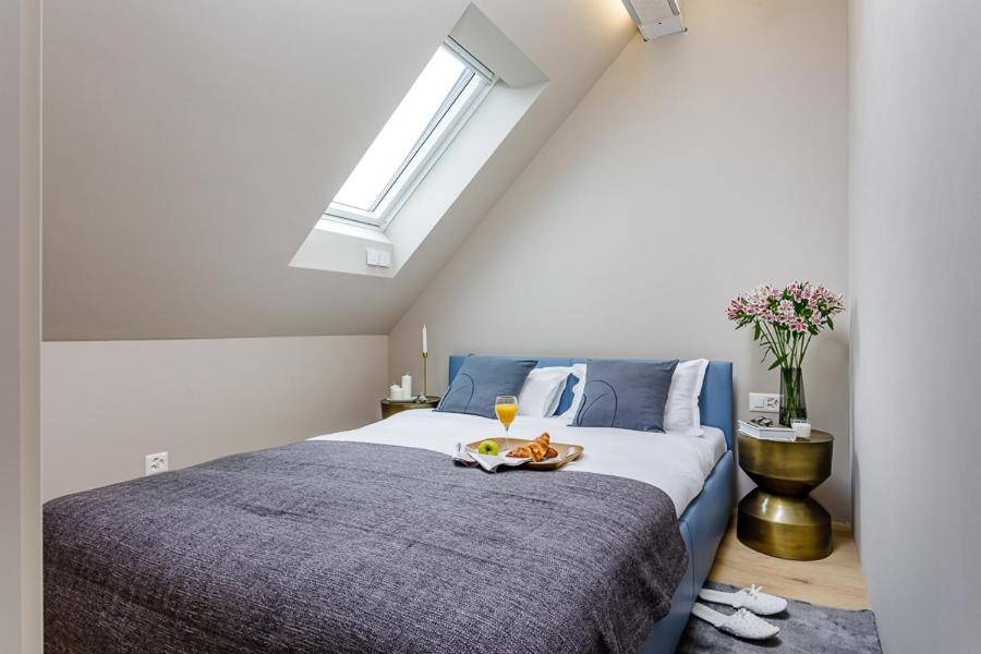 Una cama o camas en una habitación de VISIONAPARTMENTS Rotachstrasse - contactless check-in
