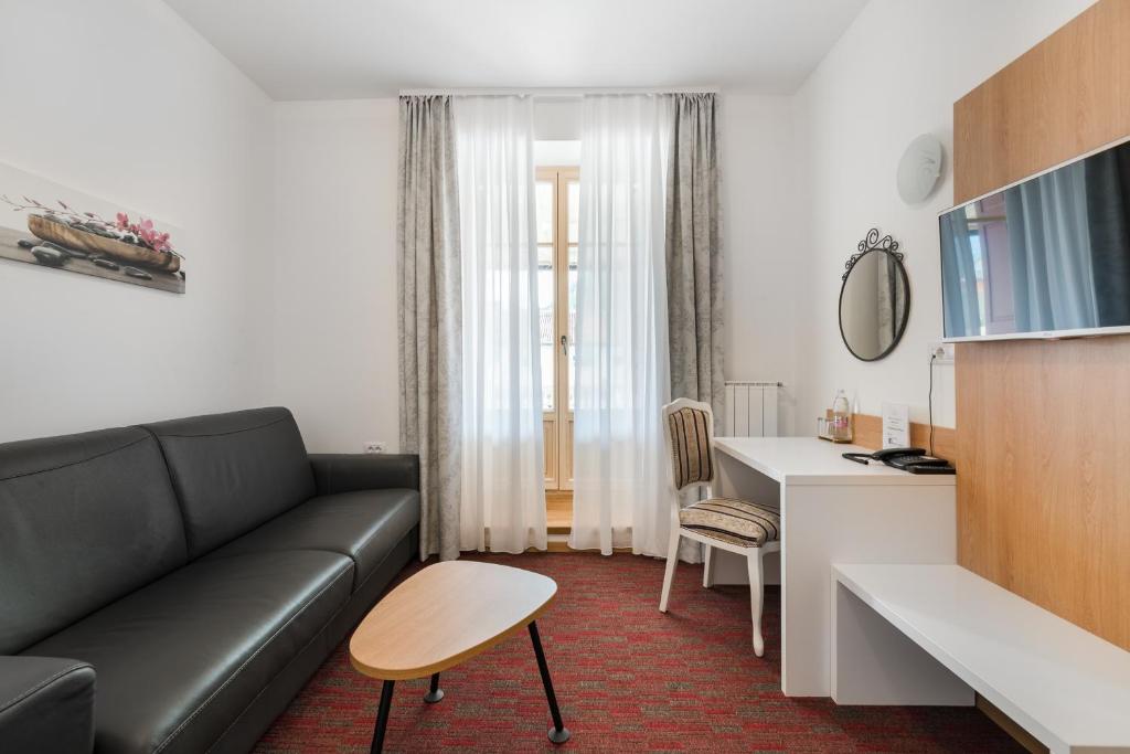 TV a/nebo společenská místnost v ubytování Hotel Dvorec