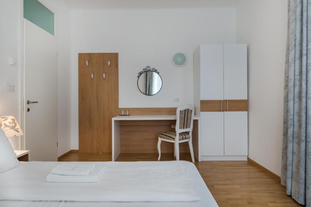 Postel nebo postele na pokoji v ubytování Hotel Dvorec