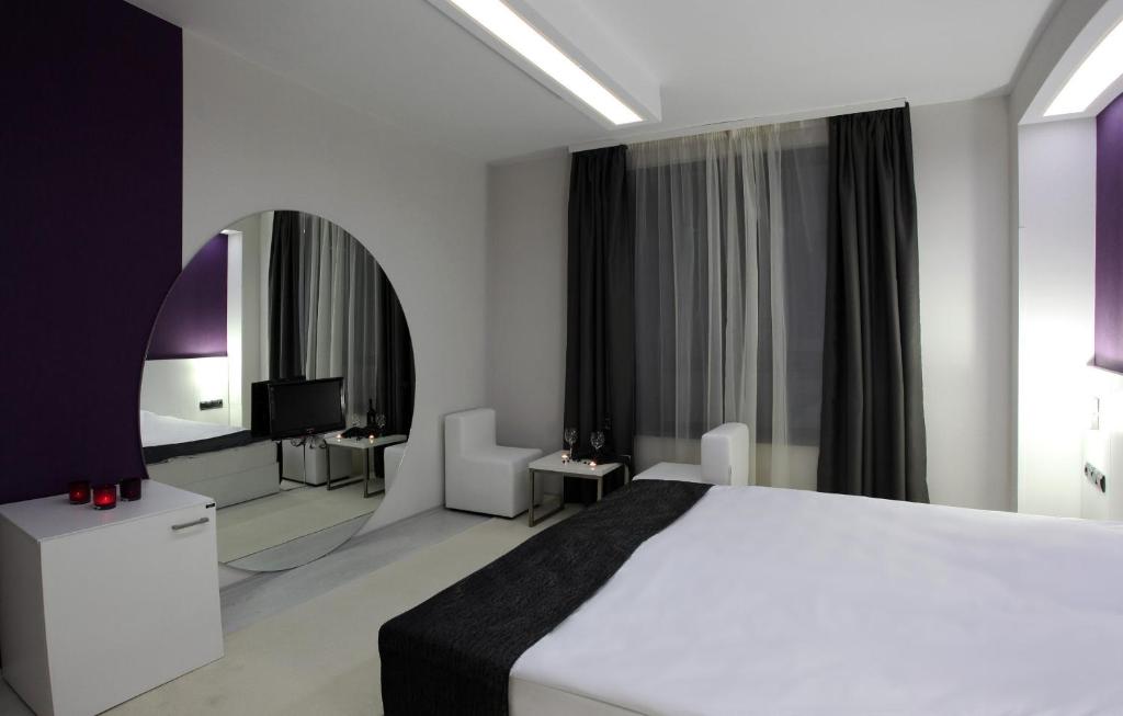 Hotel Idol - Deluxe King Room