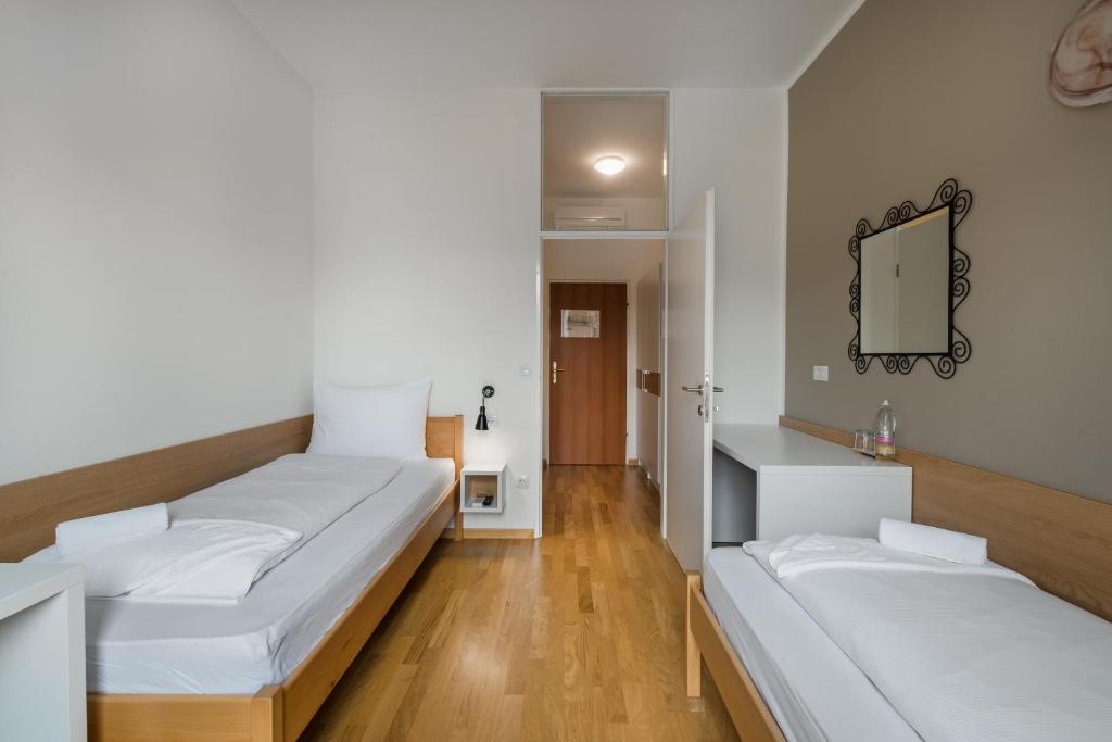 Postel nebo postele na pokoji v ubytování Hotel Dvorec
