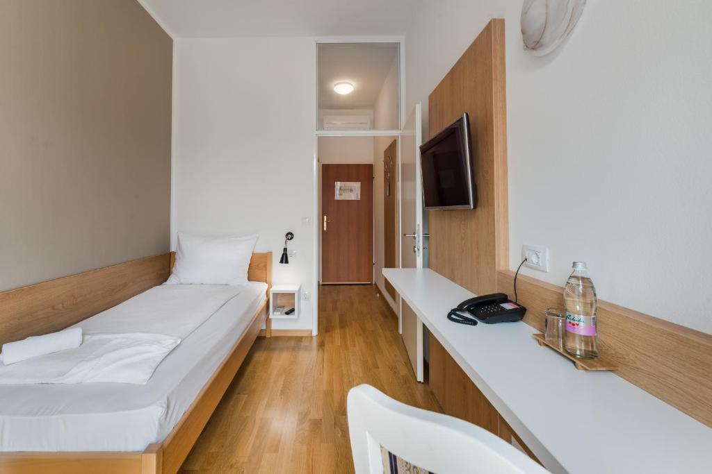 TV a/nebo společenská místnost v ubytování Hotel Dvorec