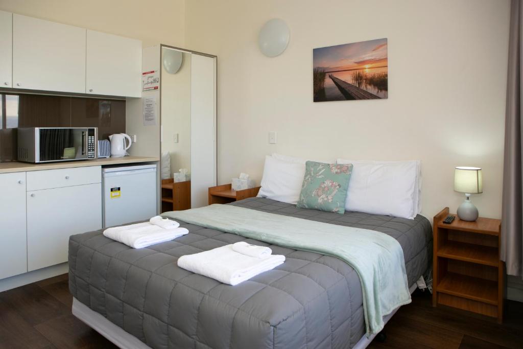 
A bed or beds in a room at Rivers Apartments Motel Sale Gippsland
