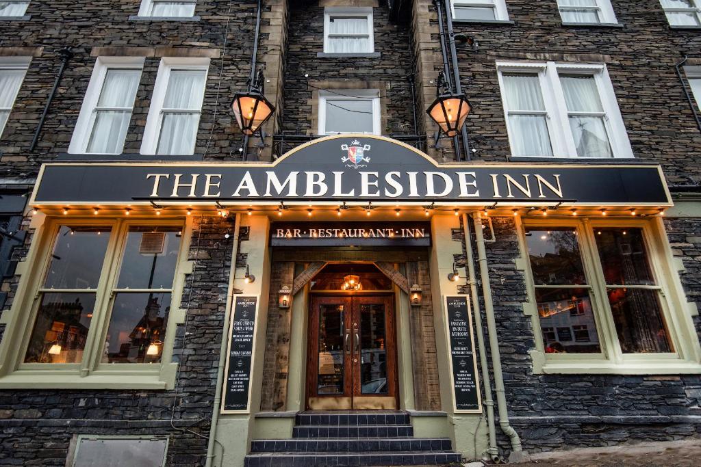 アンブルサイドにあるThe Ambleside Inn - The Inn Collection Groupのアンブルサイドの宿を読む看板のある建物
