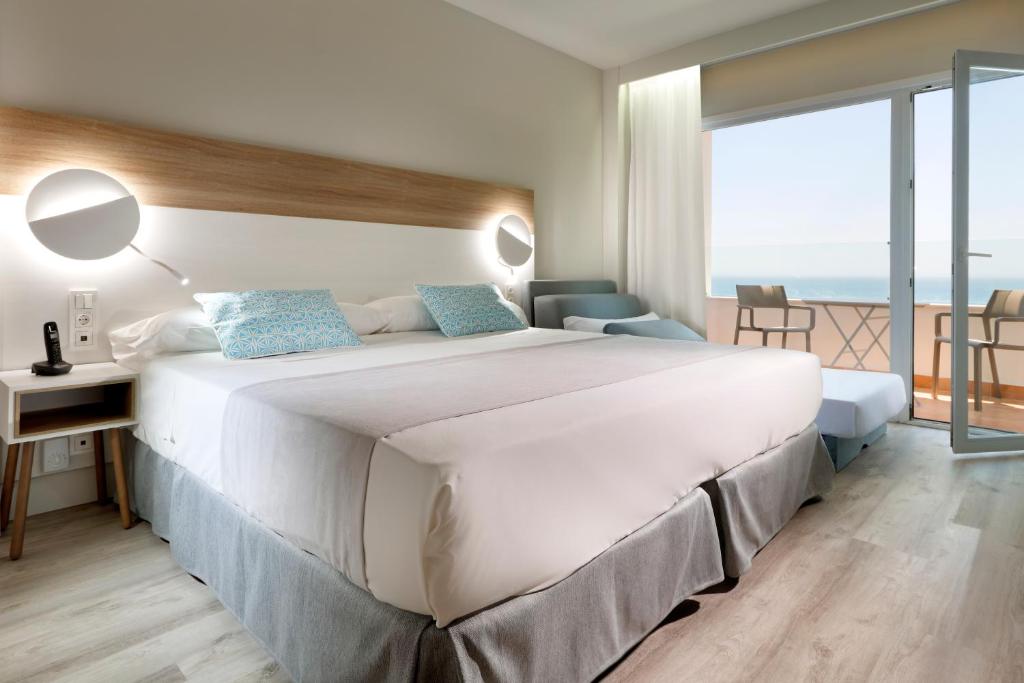 Een bed of bedden in een kamer bij Palladium Hotel Costa del Sol
