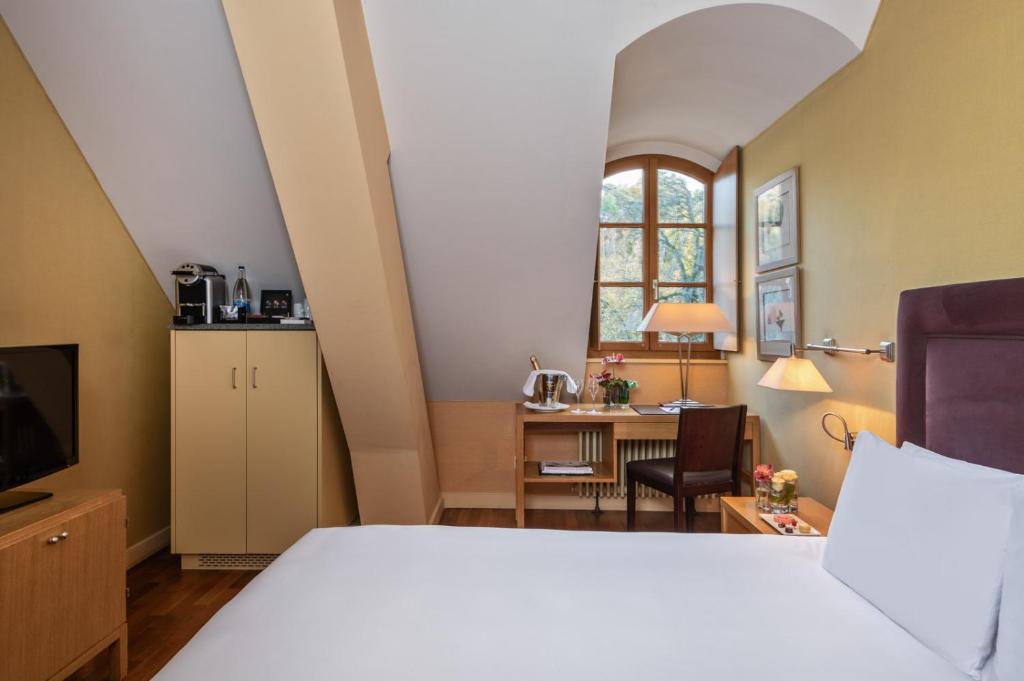 Postel nebo postele na pokoji v ubytování Hôtel Résidence Parc des Eaux Vives