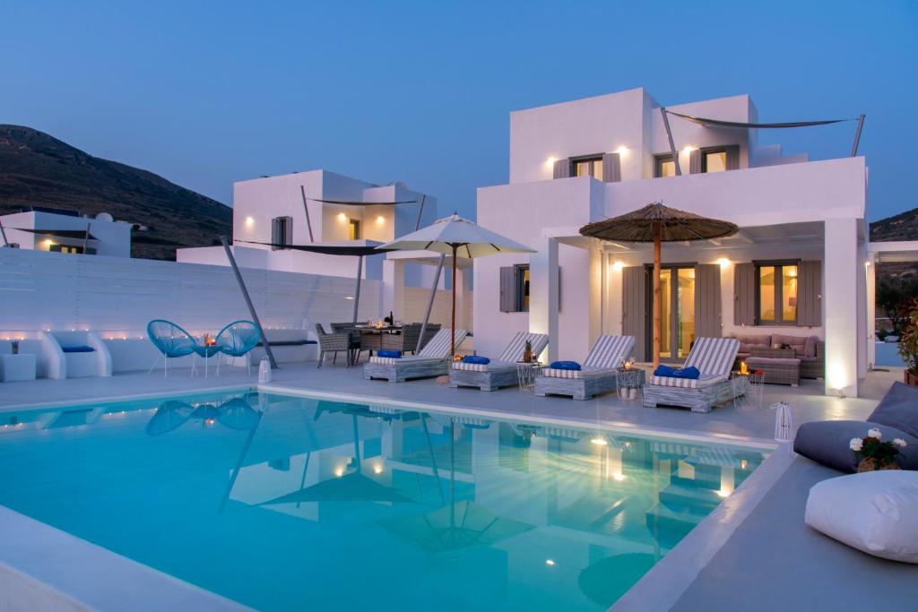 Bazén v ubytovaní PAROS ELITAS VILLAS alebo v jeho blízkosti