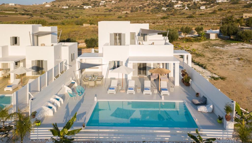 Bazén v ubytovaní PAROS ELITAS VILLAS alebo v jeho blízkosti