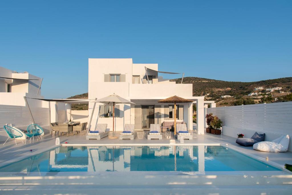 Bazén v ubytovaní PAROS ELITAS VILLAS alebo v jeho blízkosti