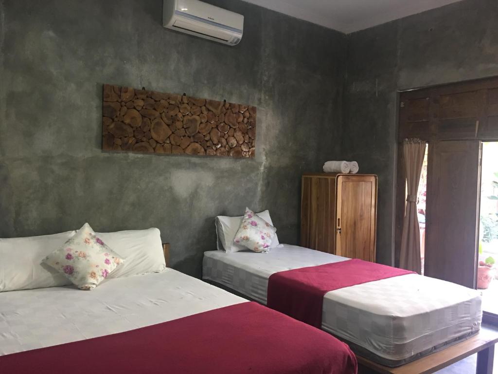 Postel nebo postele na pokoji v ubytování Watukarung Ristu Homestay