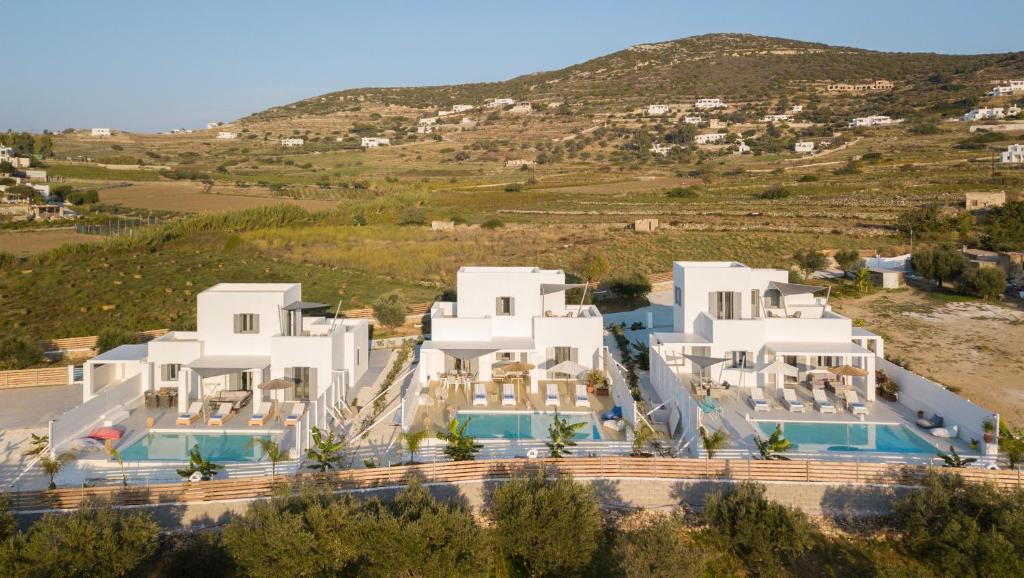 Bazén v ubytovaní PAROS ELITAS VILLAS alebo v jeho blízkosti