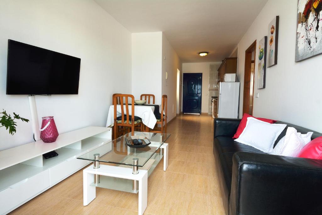 Telewizja i/lub zestaw kina domowego w obiekcie Dorada Center Close to the Beach Playa Blanca By PVL