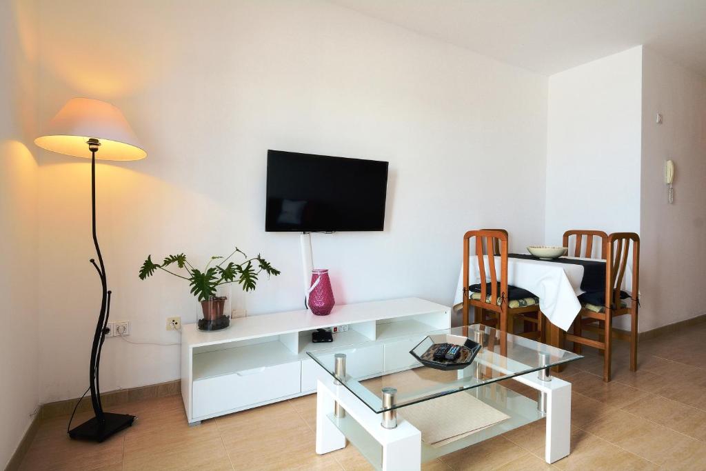 Telewizja i/lub zestaw kina domowego w obiekcie Dorada Center Close to the Beach Playa Blanca By PVL