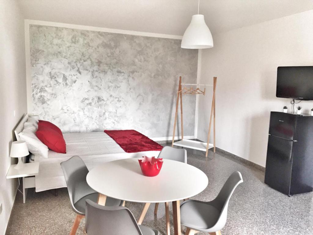 una camera con letto, tavolo e sedie di Red Tower Venice - 2 mins from VCE Airport- free Wifi a Tessera