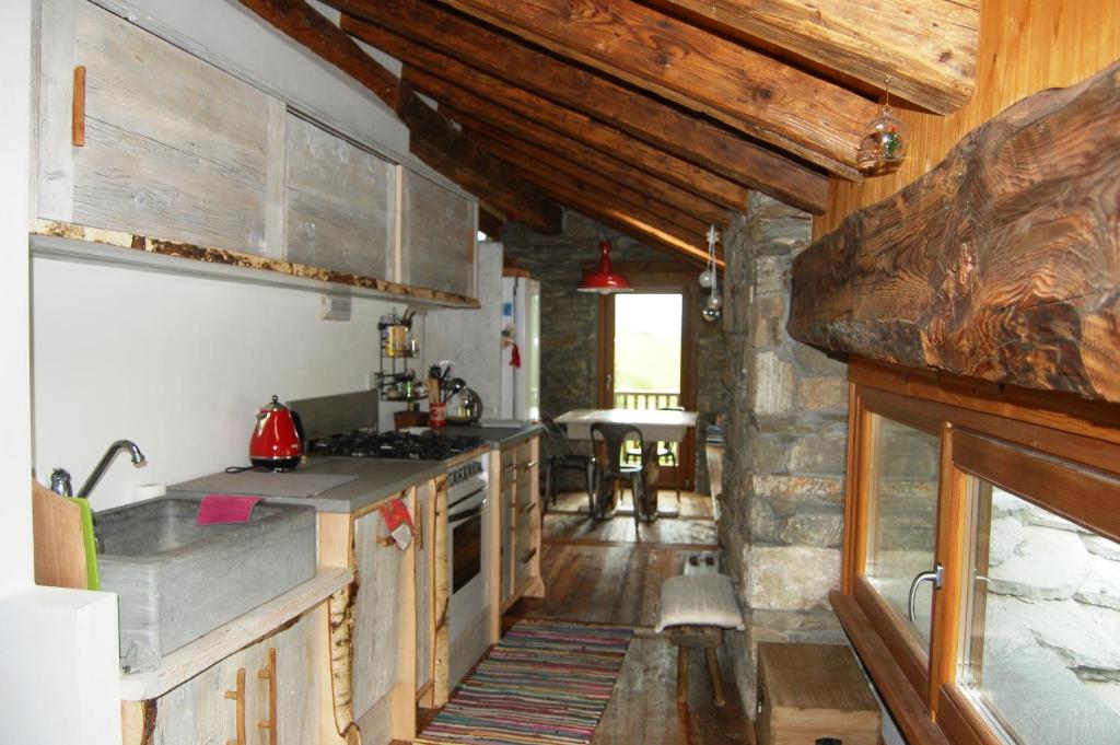 A kitchen or kitchenette at Case Gran Paradiso di Charme Villaggio La Barmaz
