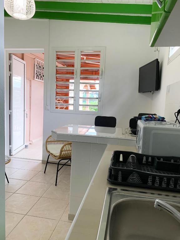 Kuchyň nebo kuchyňský kout v ubytování Le ZANDOLI (Appartement avec vue)