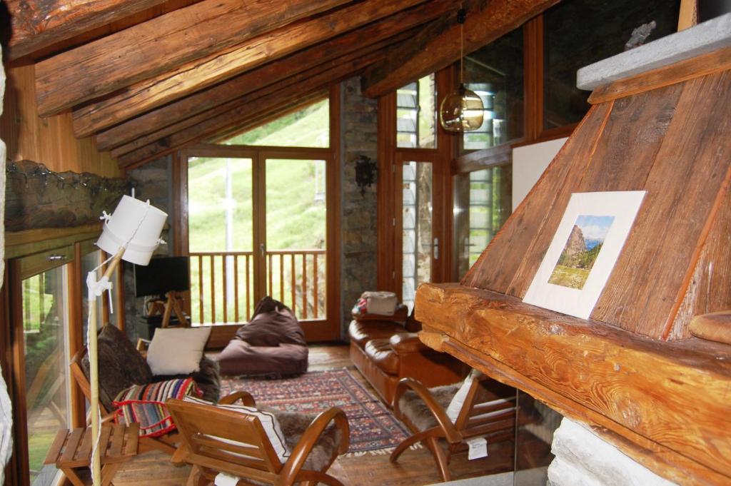 A seating area at Case Gran Paradiso di Charme Villaggio La Barmaz