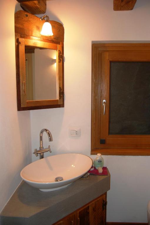 A bathroom at Case Gran Paradiso di Charme Villaggio La Barmaz