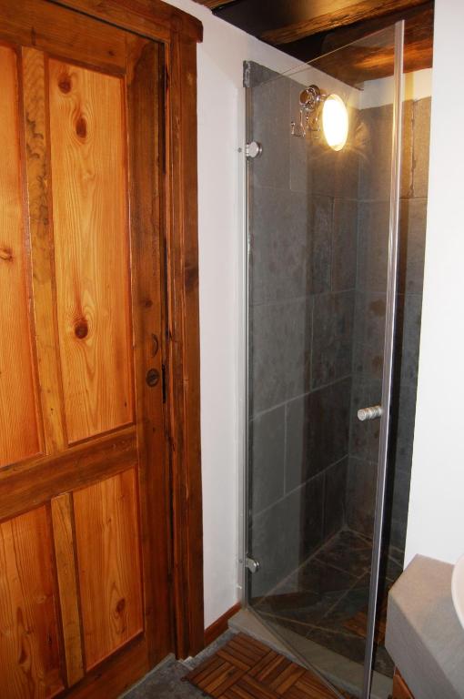 A bathroom at Case Gran Paradiso di Charme Villaggio La Barmaz