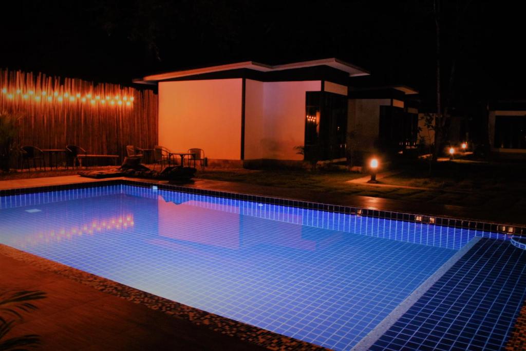 Bazén v ubytování Serene Resort nebo v jeho okolí
