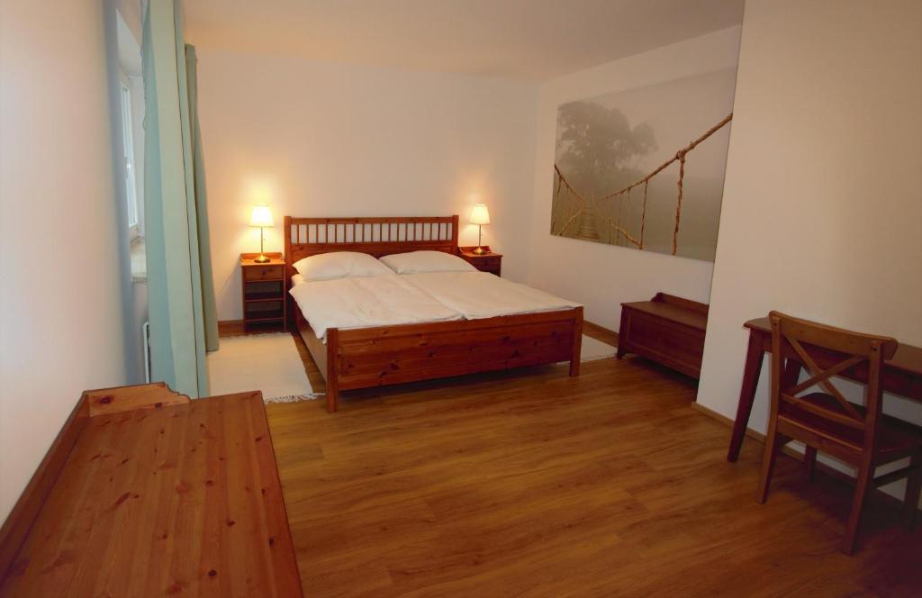 Een bed of bedden in een kamer bij Christl - Apartment mit Garten und Pool zur Mitbenutzung