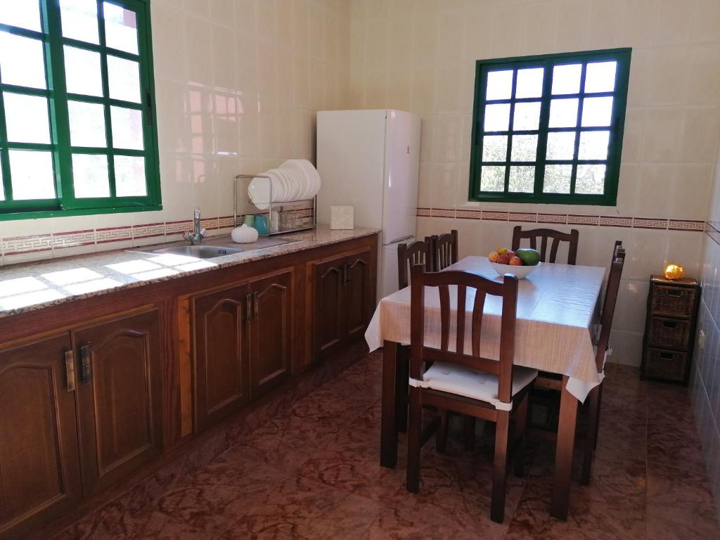 A kitchen or kitchenette at Casa Vista Bella