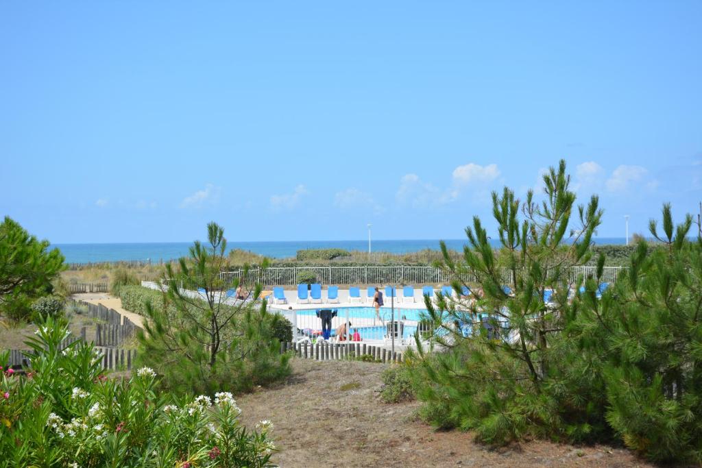 - Vistas a la piscina de un parque acuático en Appartement T 2 AVEC PISCINE, en Lacanau