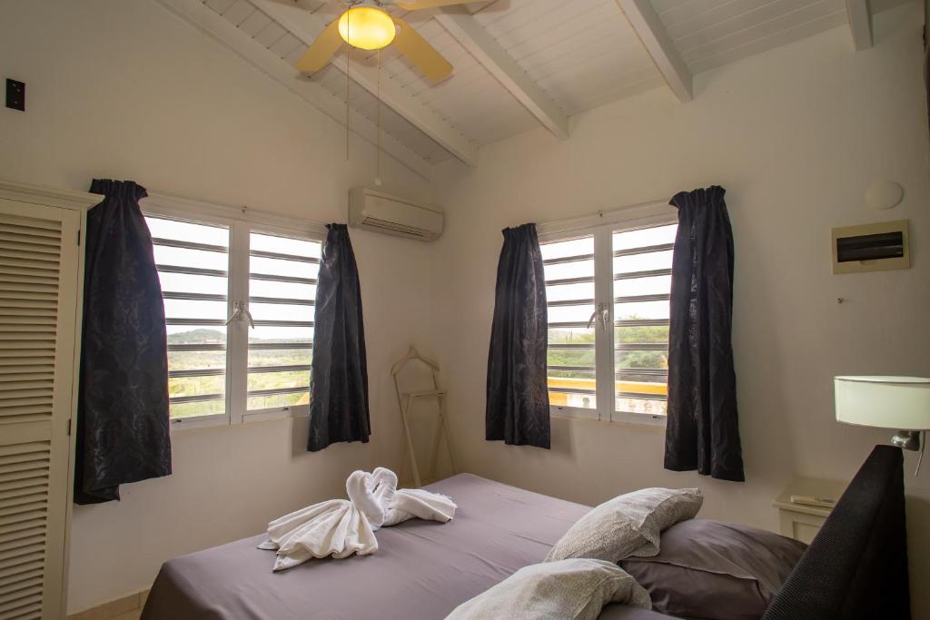 Postel nebo postele na pokoji v ubytování Hillside Resort Bonaire