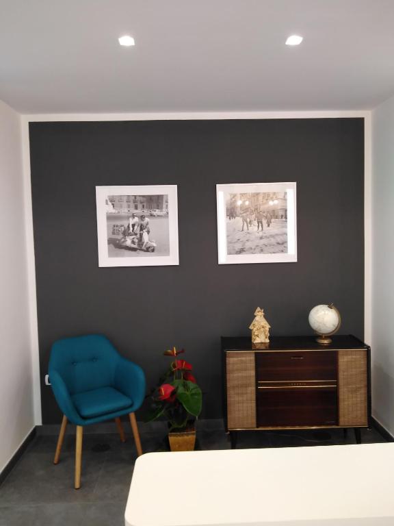 A seating area at Delia Rooms & Gallery