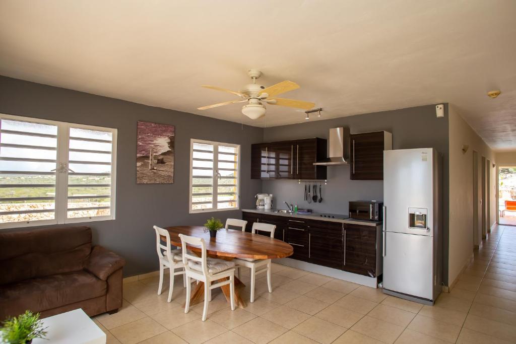 Kuchyň nebo kuchyňský kout v ubytování Hillside Resort Bonaire