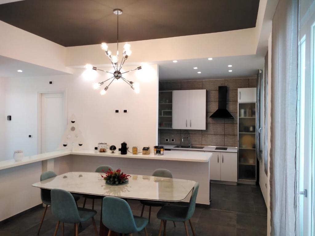 A kitchen or kitchenette at Delia Rooms & Gallery