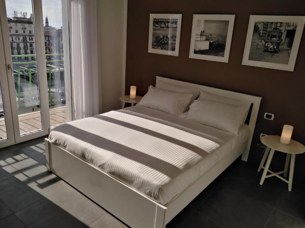 A bed or beds in a room at Delia Rooms & Gallery