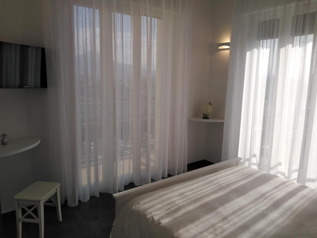 A bed or beds in a room at Delia Rooms & Gallery