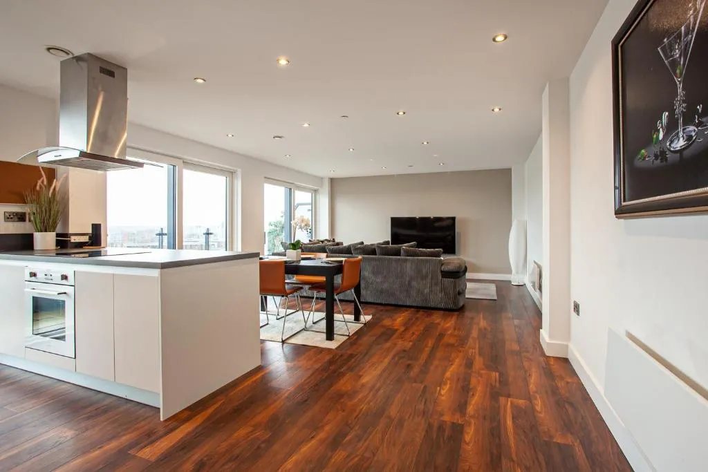Stunning & Spacious Penthouse w/ Parking & Balcony, Manchester (CT), United Kingdom