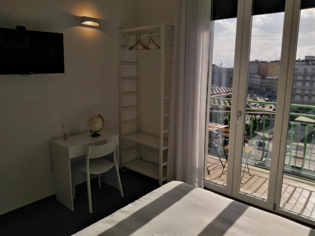 A bed or beds in a room at Delia Rooms & Gallery