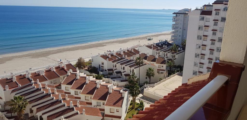 - une vue aérienne sur la plage et les bâtiments dans l'établissement Ibicencos, à La Manga del Mar Meno