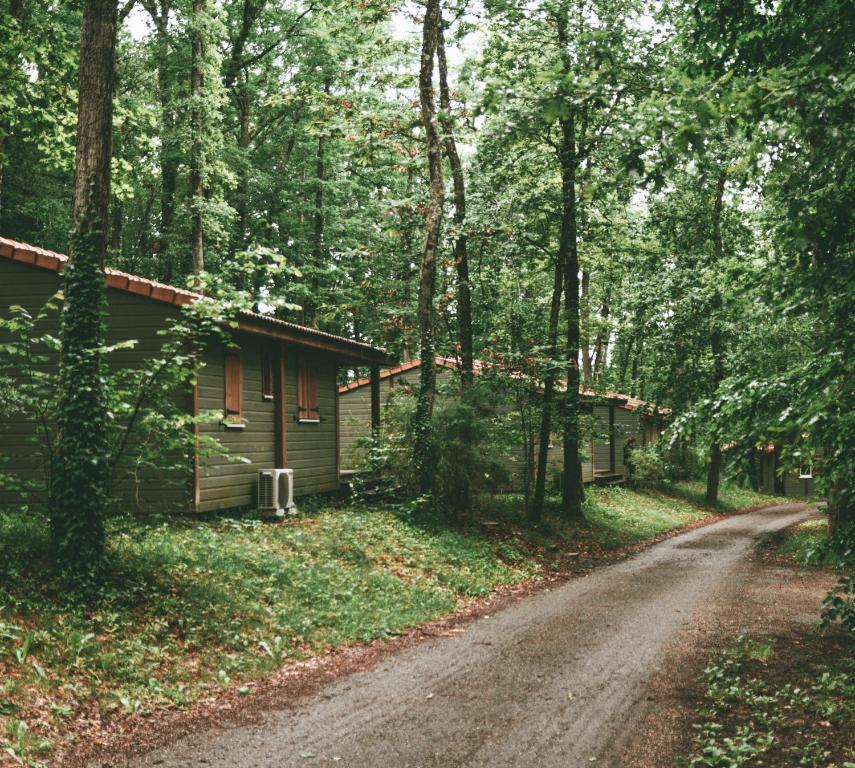 une cabine dans les bois à côté d'un chemin de terre dans l'établissement Terres de France - Les Hameaux des Lacs, à Monclar-de-Quercy