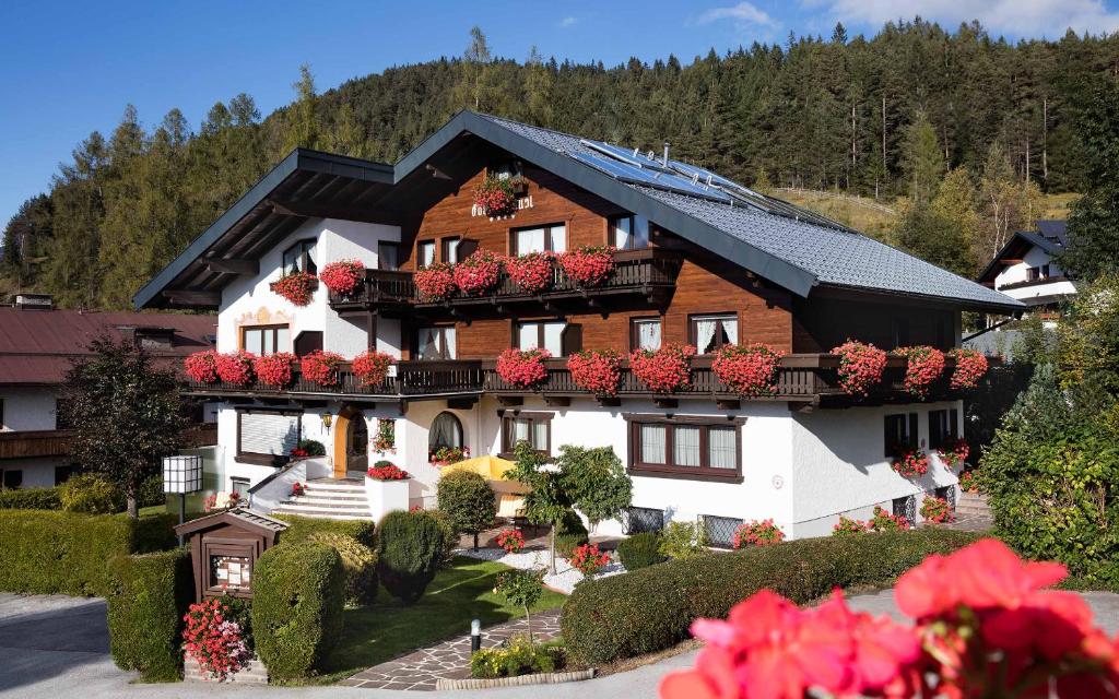 una casa con flores en sus balcones en Försterhäusl, en Seefeld in Tirol