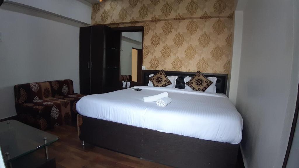 Postel nebo postele na pokoji v ubytování Hotel Sita Palace On Heritage Ghats Of Benaras