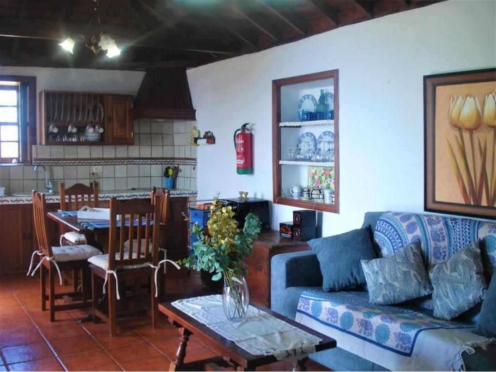 een woonkamer met een bank en een tafel bij Casa Los Volcanes in Tigalate