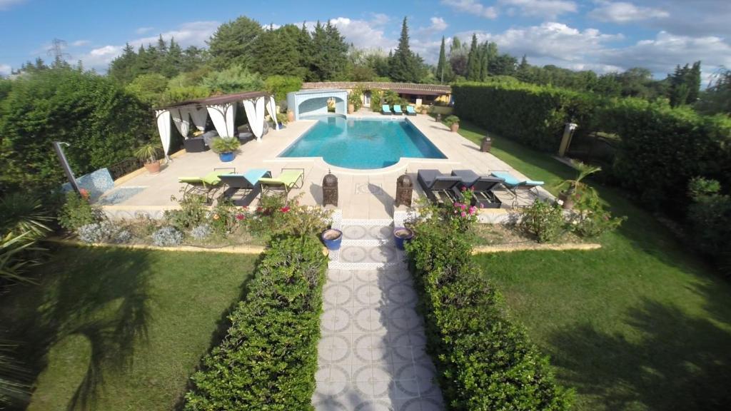 - une vue sur la piscine dans la cour dans l'établissement Gîtes maisons de vacances Domaine la Chamade Carpentras, à Carpentras