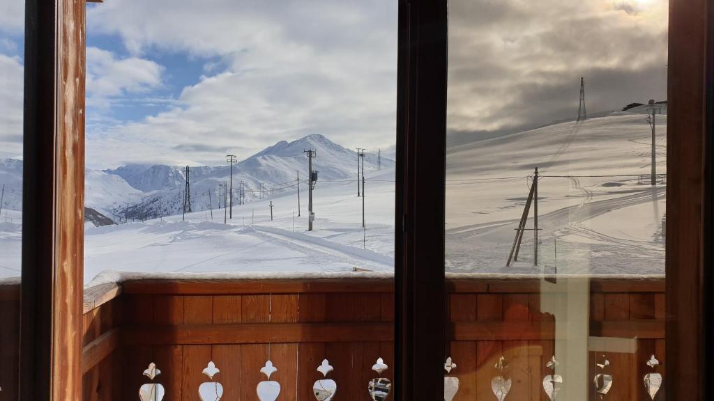 Nespecifikovaný výhled na hory nebo výhled na hory při pohledu z hotelu