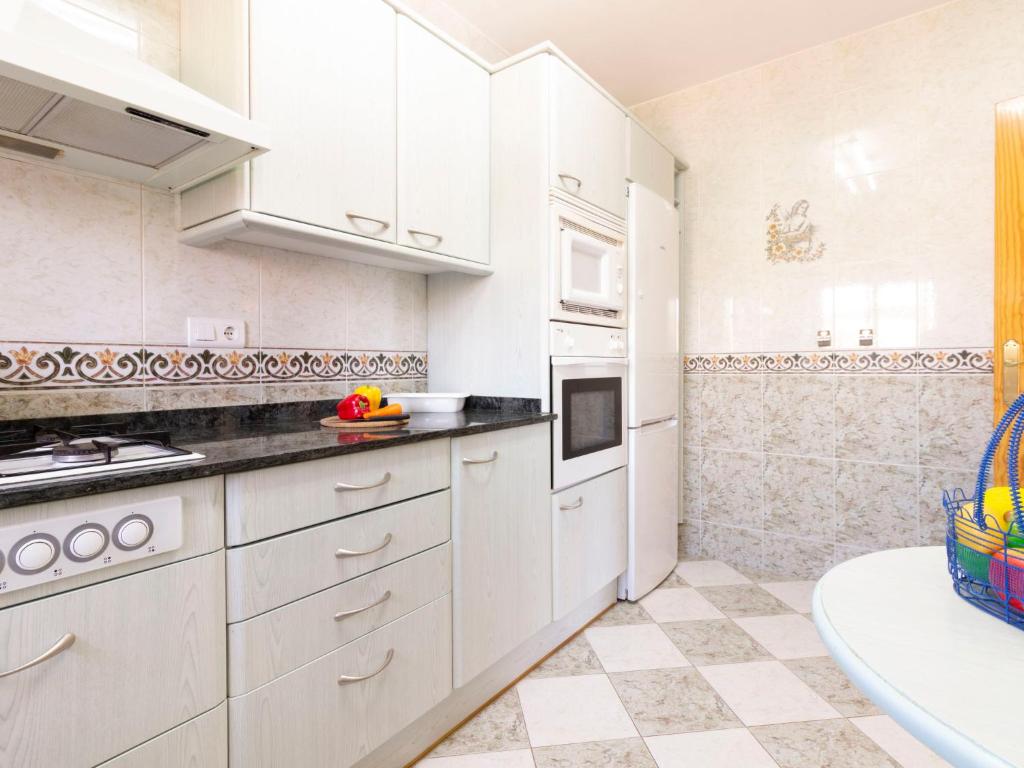 Kuchyňa alebo kuchynka v ubytovaní Holiday Home Jardi by Interhome