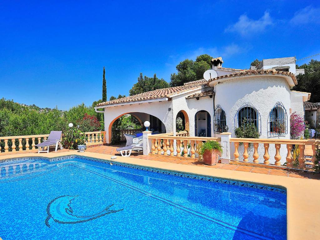 une villa avec une piscine en face d'une maison dans l'établissement Holiday Home Mirada al Sol by Interhome, à Moraira