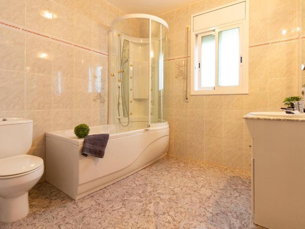 Kúpeľňa v ubytovaní Holiday Home Jardi by Interhome