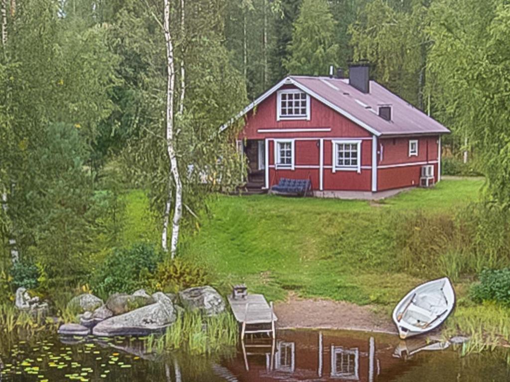 une peinture d'une maison rouge avec un bateau dans l'eau dans l'établissement Holiday Home Tuomaantupa by Interhome, à Hara