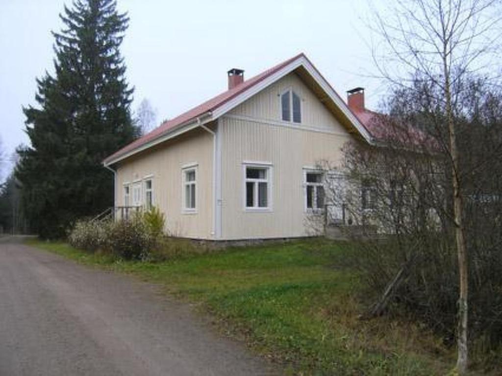 uma casa branca sentada ao lado de uma estrada em Holiday Home Kartanomäki by Interhome em Onkiniemi