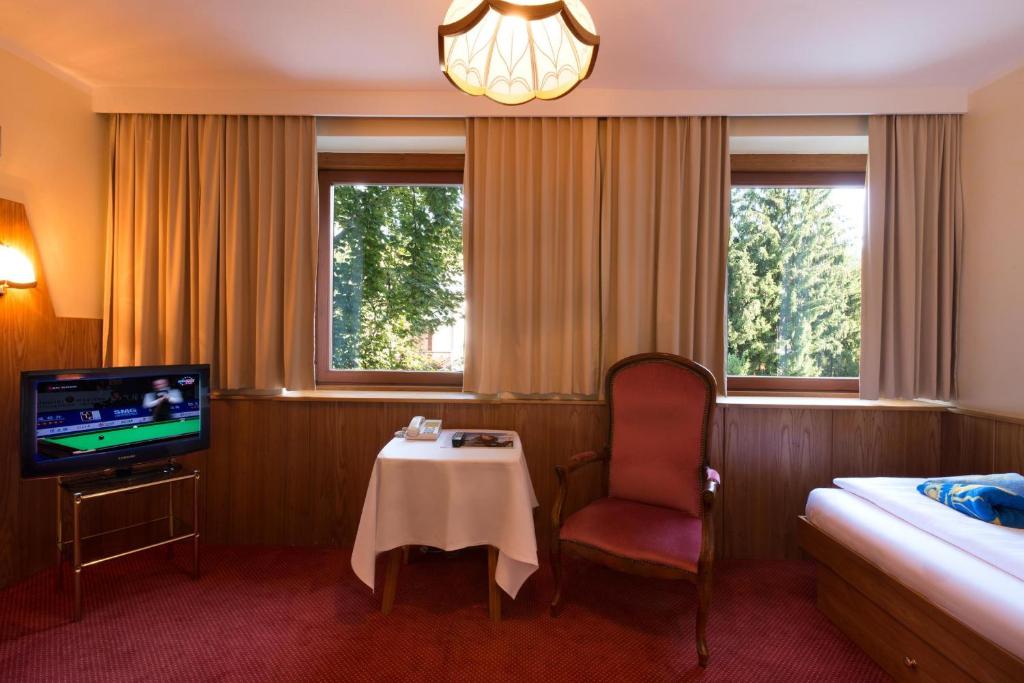 Televiisor ja/või meelelahutuskeskus majutusasutuses Dermuth Hotels – Hotel Sonnengrund